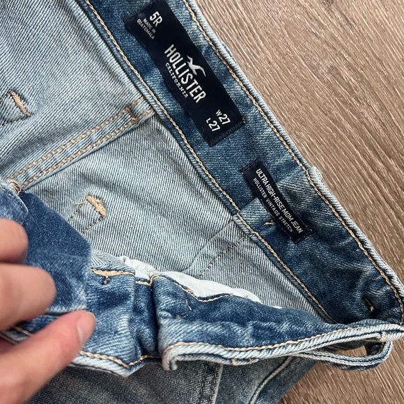 Hollister Curvy cinch waist with tie Ultra High-Rise Mom Jeans - Picture 4 of 5